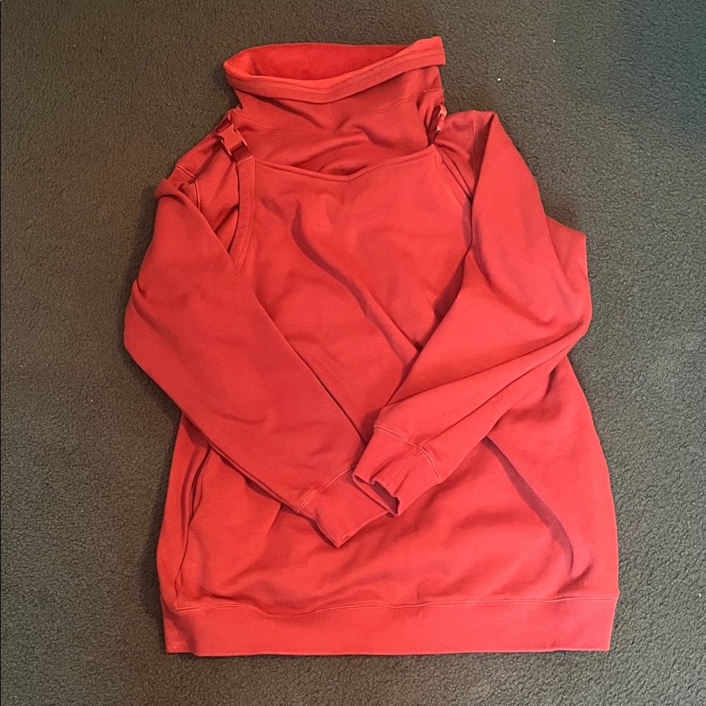 Latched Mama buckle and go nursing pullover